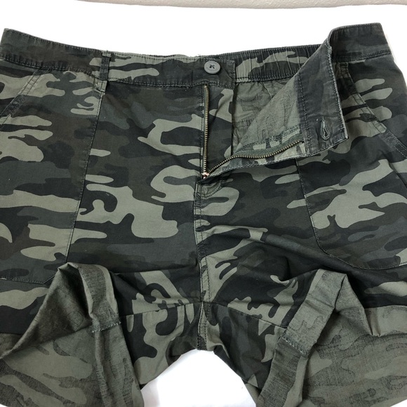 Social Standard by Sanctuary Boardwalk Elastic Back Green Camo Cuffed Shorts XXL - Picture 4 of 15